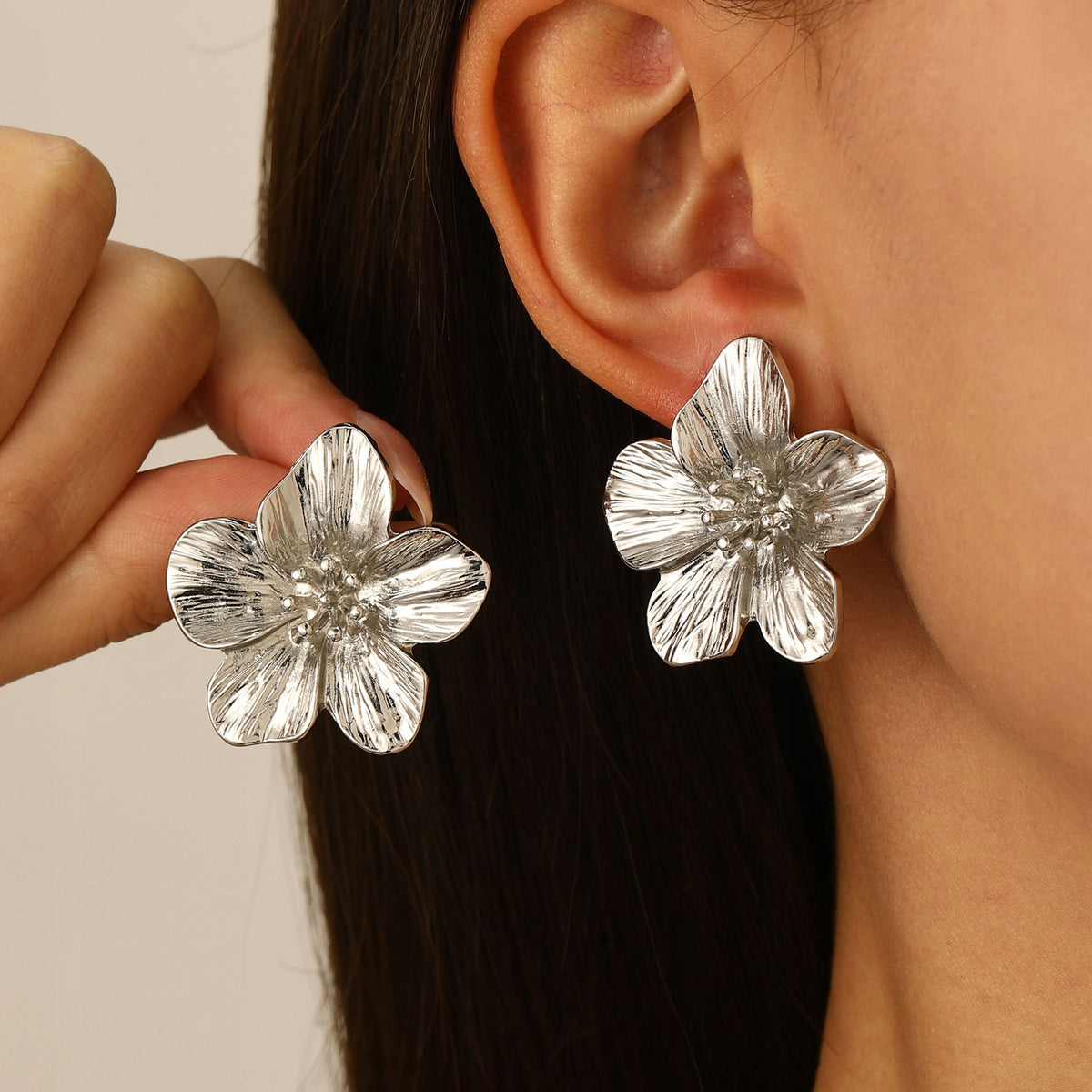 Parure : collier, boucles d’oreilles, bracelet et bague – argenté