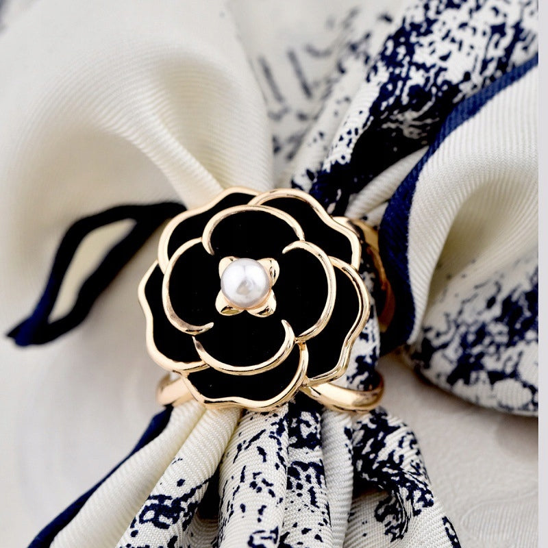 Schalclip mit Blumenmotiv – goldfarben