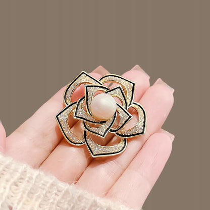 Broche fleur à zircons