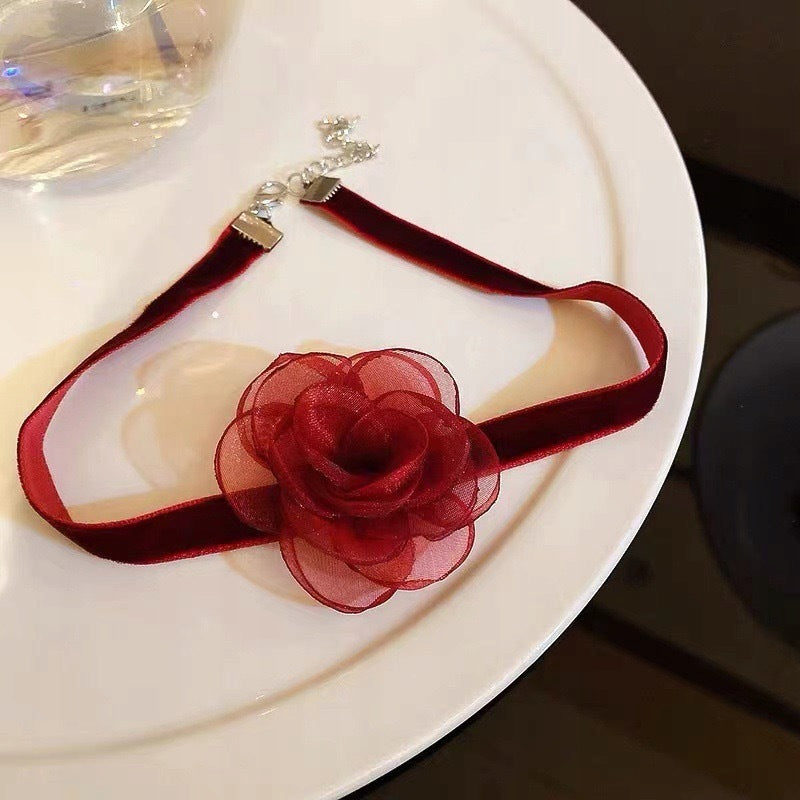 Colier choker cu trandafir – vișiniu și roz