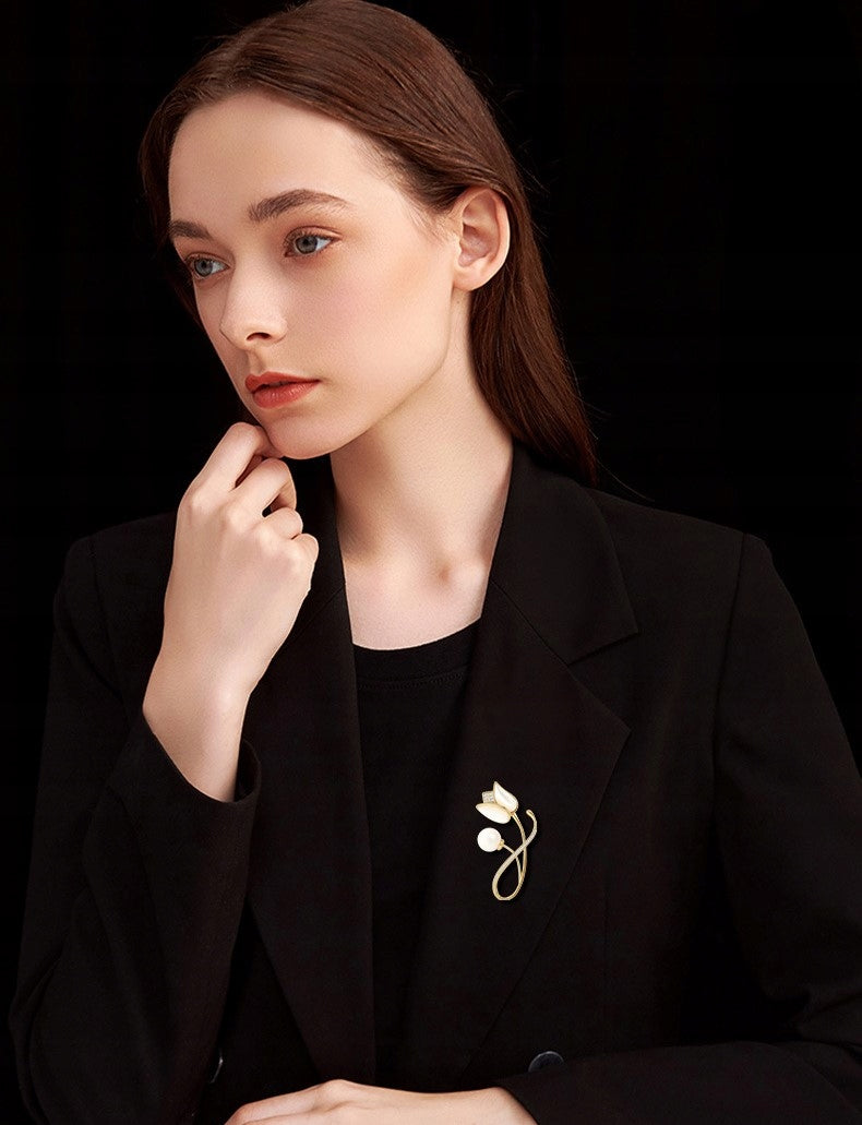 elegancka BROSZKA kolor złoty OZDOBA do ubrań TULIPAN z perłą cyrkonie