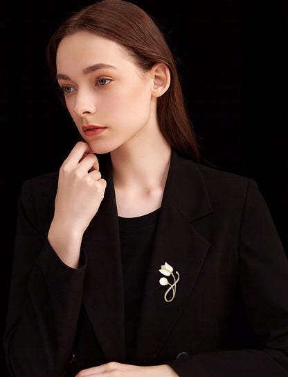 elegancka BROSZKA kolor złoty OZDOBA do ubrań TULIPAN z perłą cyrkonie