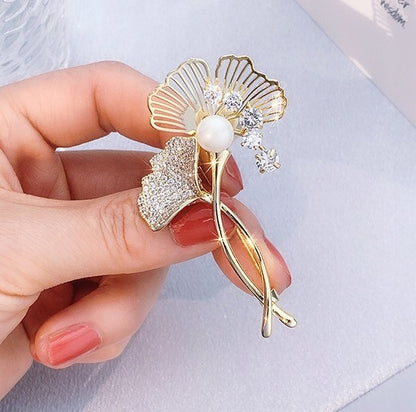 Broche deux feuilles à zircons – doré