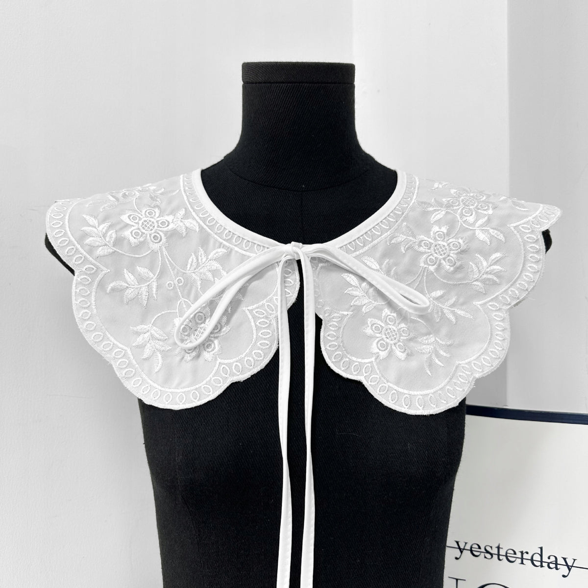 Embroidered Detachable Collar – White