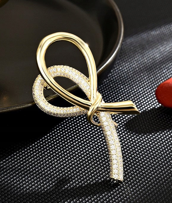 elegancka BROSZKA ozdoba do ubrań WSTĄŻKA cyrkonie kolor złoty na prezent