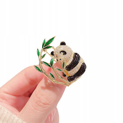 Brosche Panda auf Bambus mit Zirkonia – goldfarben