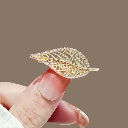 Broche feuille à zircons – doré