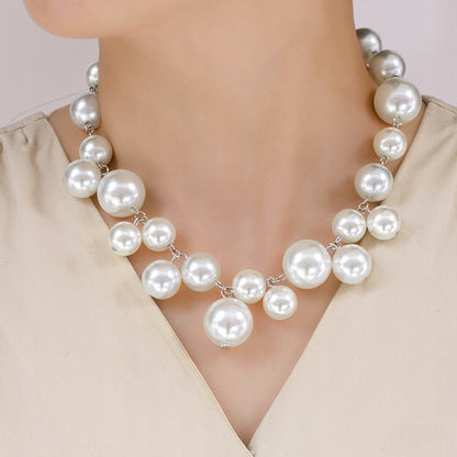 Collar de cuentas de vidrio – blanco y plateado