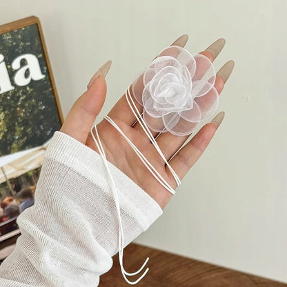 Colier choker cu trandafir – alb și roz