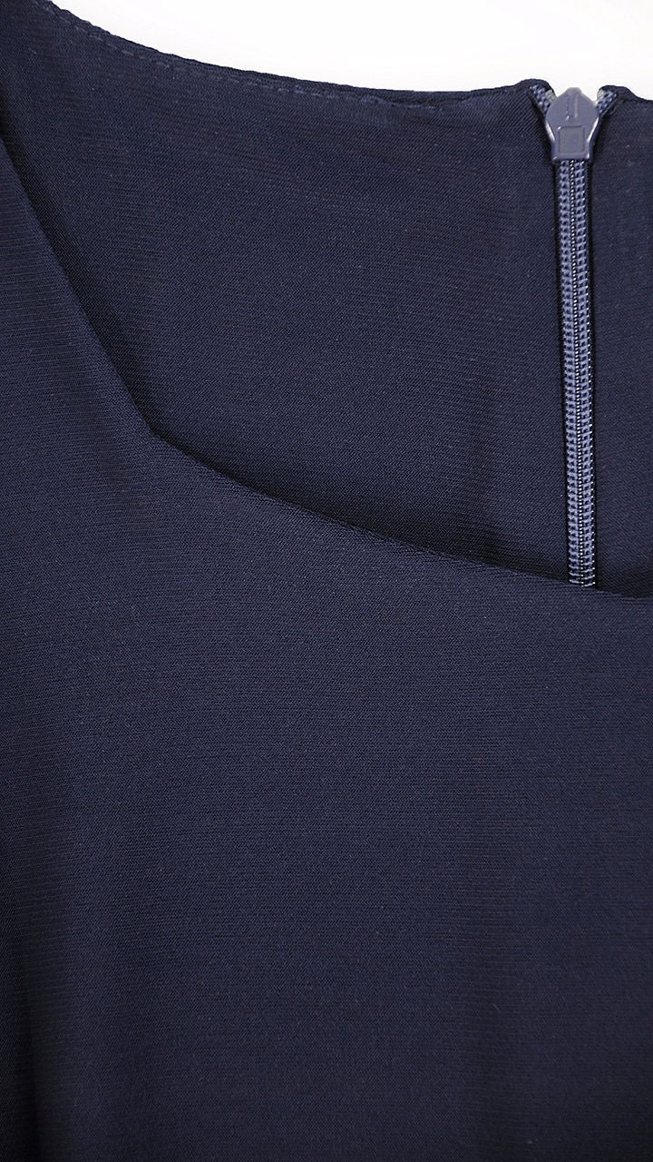 Elegancka sukienka w kwiaty Agata | color:granatowy