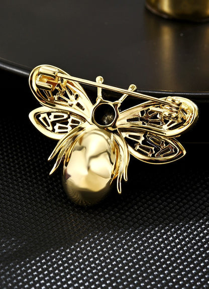 Wyjątkowa broszka w kolorze złotym mucha zielona do ubrań listki cyrkonie perła