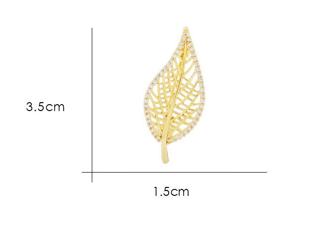 Distinctive Gold-Tone Leaf Brooch with Cubic Zirconia Edging — Clothing Accessory with a Pearl