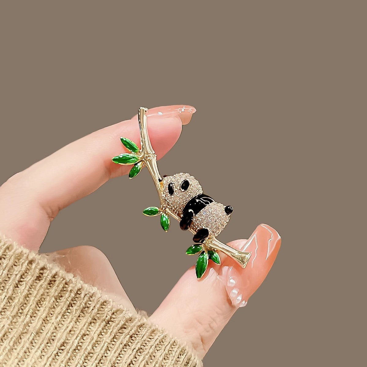 Wyjątkowa broszka w kolorze złotym miś panda z cyrkoniami do ubrań listki cyrkonie perła