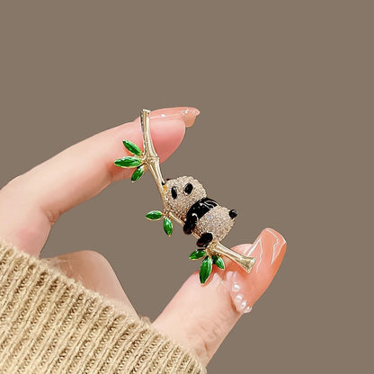 Wyjątkowa broszka w kolorze złotym miś panda z cyrkoniami do ubrań listki cyrkonie perła