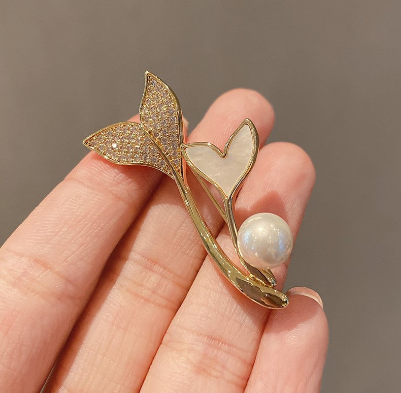 Distinctive Gold-Tone Two-Leaf Brooch with a Pearl — Clothing Accessory with Cubic Zirconia