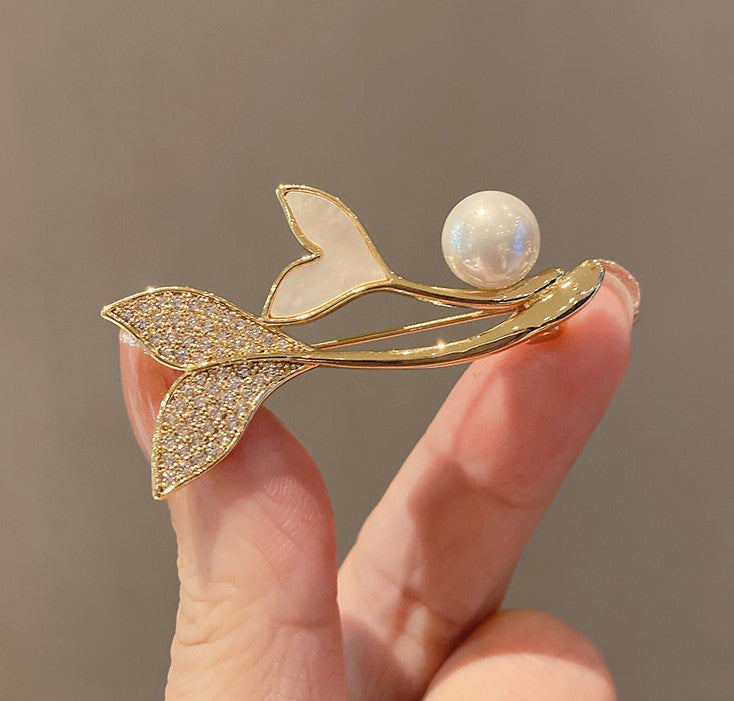 Distinctive Gold-Tone Two-Leaf Brooch with a Pearl — Clothing Accessory with Cubic Zirconia