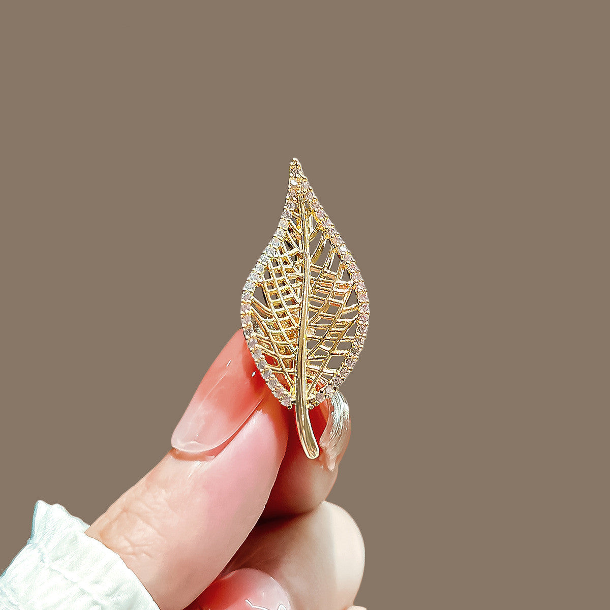 Distinctive Gold-Tone Leaf Brooch with Cubic Zirconia Edging — Clothing Accessory with a Pearl