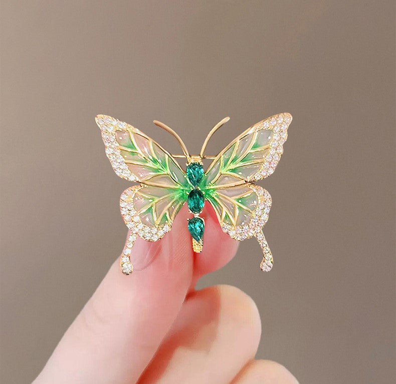 Wyjątkowa broszka w kolorze złotym motyl z zielonymi cyrkoniami do ubrań listki cyrkonie perła