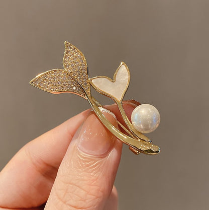 Distinctive Gold-Tone Two-Leaf Brooch with a Pearl — Clothing Accessory with Cubic Zirconia