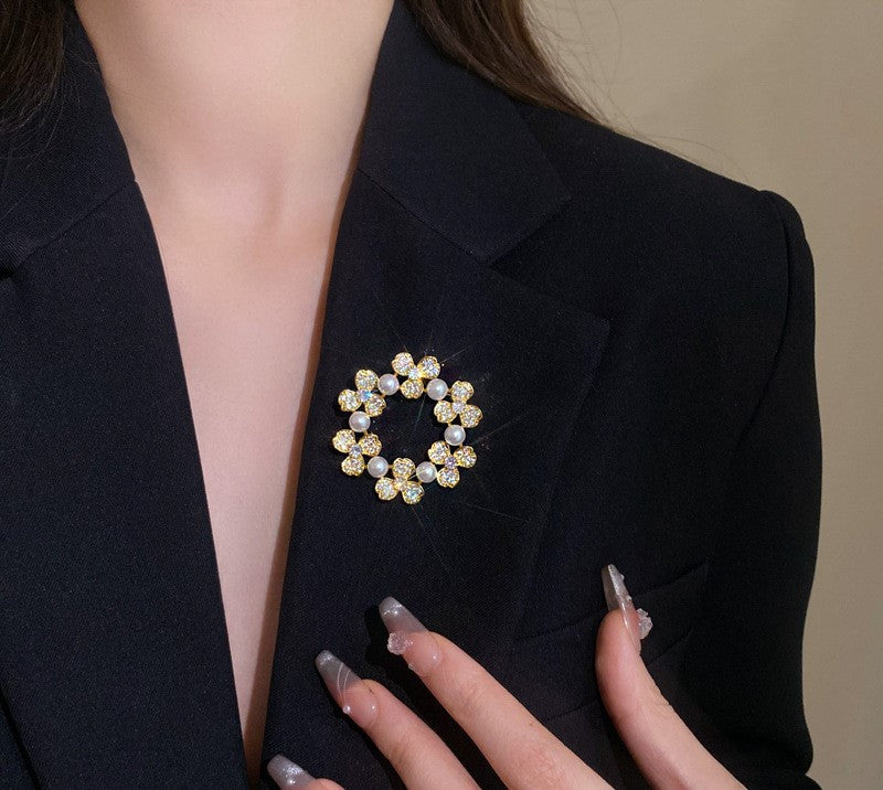 Wyjątkowa broszka w kolorze złotym beżowy wianuszek z perełkami do ubrań listki cyrkonie perła
