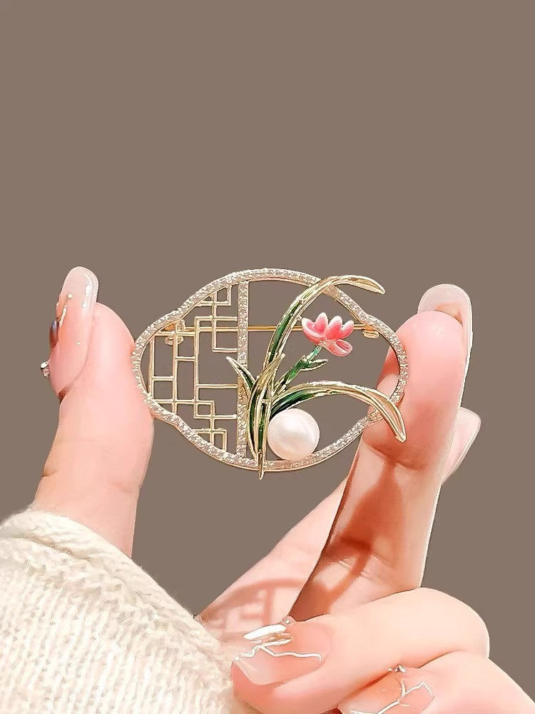 Wyjątkowa broszka w kolorze złotym kwiat w ramce do ubrań listki cyrkonie perła