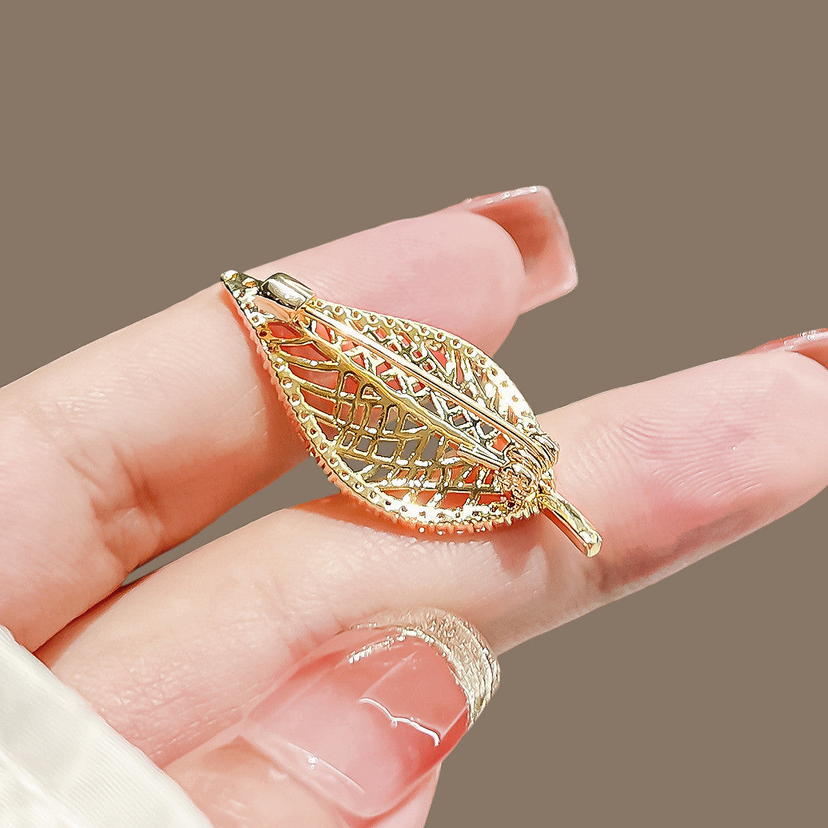 Distinctive Gold-Tone Leaf Brooch with Cubic Zirconia Edging — Clothing Accessory with a Pearl
