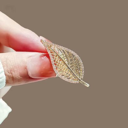 Distinctive Gold-Tone Leaf Brooch with Cubic Zirconia Edging — Clothing Accessory with a Pearl