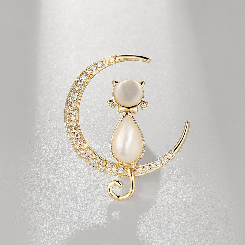 Wyjątkowa broszka w kolorze złotym kotek z pereł na księżycu do ubrań listki cyrkonie perła