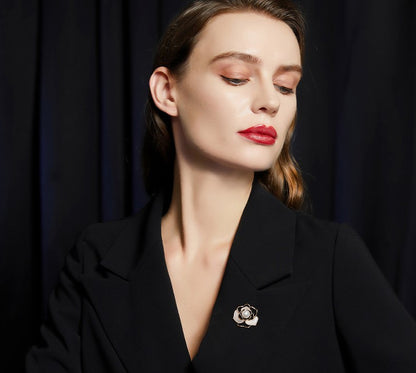 Wyjątkowa broszka w kolorze złotym kwiat z perłą do ubrań listki cyrkonie perła