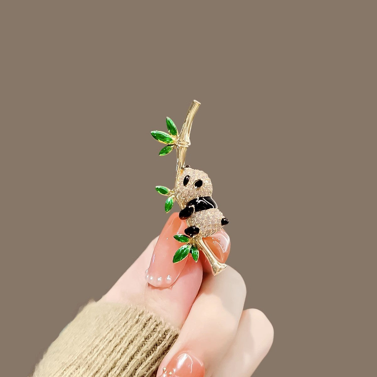 Wyjątkowa broszka w kolorze złotym miś panda z cyrkoniami do ubrań listki cyrkonie perła