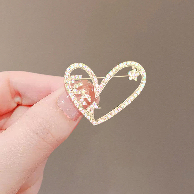 Wyjątkowa broszka w kolorze złotym w kształcie serca z napisem i cyrkoniami do ubrań listki cyrkonie perła