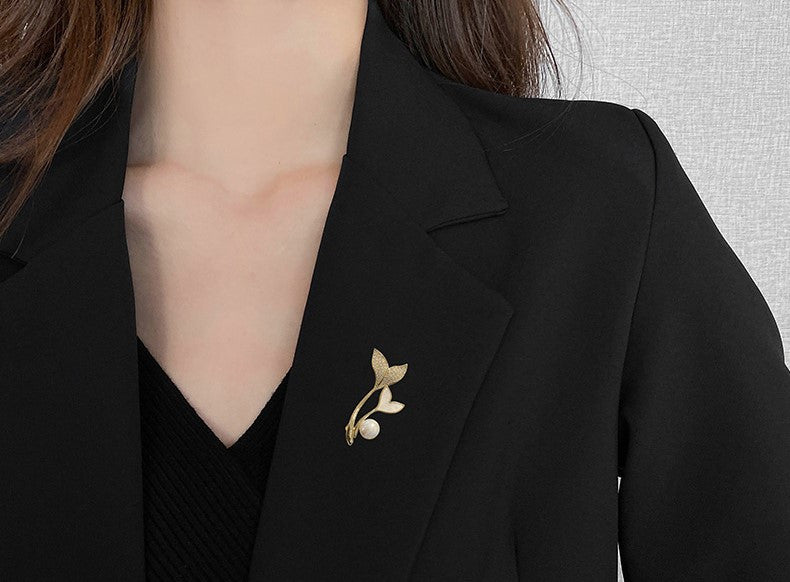Distinctive Gold-Tone Two-Leaf Brooch with a Pearl — Clothing Accessory with Cubic Zirconia