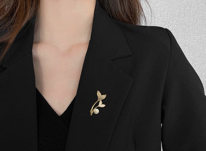 Distinctive Gold-Tone Two-Leaf Brooch with a Pearl — Clothing Accessory with Cubic Zirconia