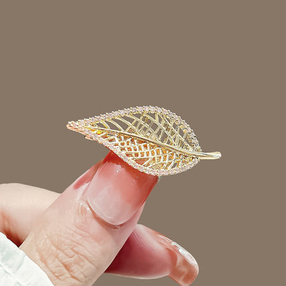 Distinctive Gold-Tone Leaf Brooch with Cubic Zirconia Edging — Clothing Accessory with a Pearl
